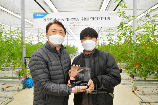 권준학 행장이 취임 후 첫 행보로 청년 스마트팜을 방문했다(농협은행 제공).